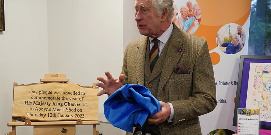König Charles III. spricht während des Besuchs eines Gemeindezentrums. Foto: Andrew Milligan/PA Wire/dpa