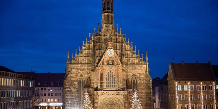 In der Vorweihnachtszeit wird die Nürnberger Frauenkirche zum Zentrum des weltberühmten Christkindlesmarkts. Doch das ganze Jahr über zählt sie zu den beliebtesten Sehenswürdigkeiten der Stadt.