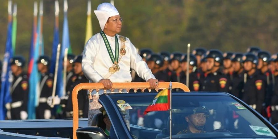 Junta-Chef Min Aung Hlaing bei der Parade