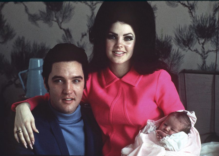 Elvis Presley mit seiner Gattin Priscilla und Baby Lisa Marie.