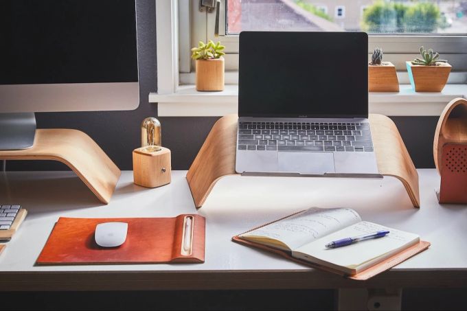Ein Laptopständer erleichtert das Arbeiten. Laptopständer