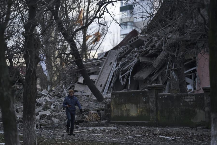 Ein Mann geht an einem Schulgebäude vorbei, das bei einem russischen Angriff am 22. Dezember 2022 in Kramatorsk schwer beschädigt wurde.