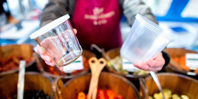 Bitte zum Mitnehmen: Wer Essen to go anbietet, muss ab 2023 auch Mehrwegbehälter anbieten. Oder sehr kleine Gastronomien müssen mitgebrachte Behälter befüllen. Bitte zum Mitnehmen: Wer Essen to go anbietet, muss ab 2023 auch Mehrwegbehälter anbieten. Oder sehr kleine Gastronomien müssen mitgebrachte Behälter befüllen.