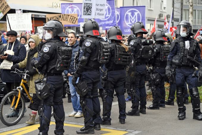 Im Januar 2021 war ein Teilnehmer des Corona-«Spaziergangs» von der Polizei für 12 Stunden der Stadt verwiesen worden. (Archivbild) Demonstration 2021