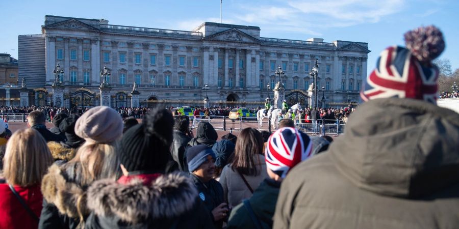 Touristen beobachten die Wachablösung vor dem Buckingham-Palast. Einer Umfrage zufolge sind 2022 bis Ende des Sommers 83 Prozent weniger Schülerinnen und Schüler aus Europa nach Grossbritannien gereist als noch 2019.