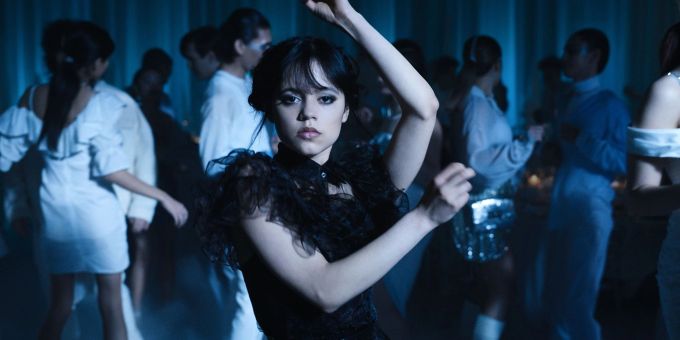 Jenna Ortega als Wednesday Addams beim Tanzen. Jenna Ortega als Wednesday Addams beim Tanzen.
