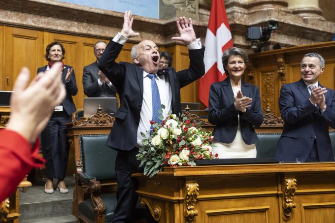 Der zurücktretende Bundesrat Ueli Maurer, links, jubelt neben Bundespräsident Ignazio Cassis, rechts, und der ebenfalls zurücktretenden Bundesrätin Simonetta Sommaruga kurz vor der Ersatzwahl in den Bundesrat durch die Vereinigte Bundesversammlung, am 7. Dezember 2022 im Bundeshaus in Bern. Ueli Maurer