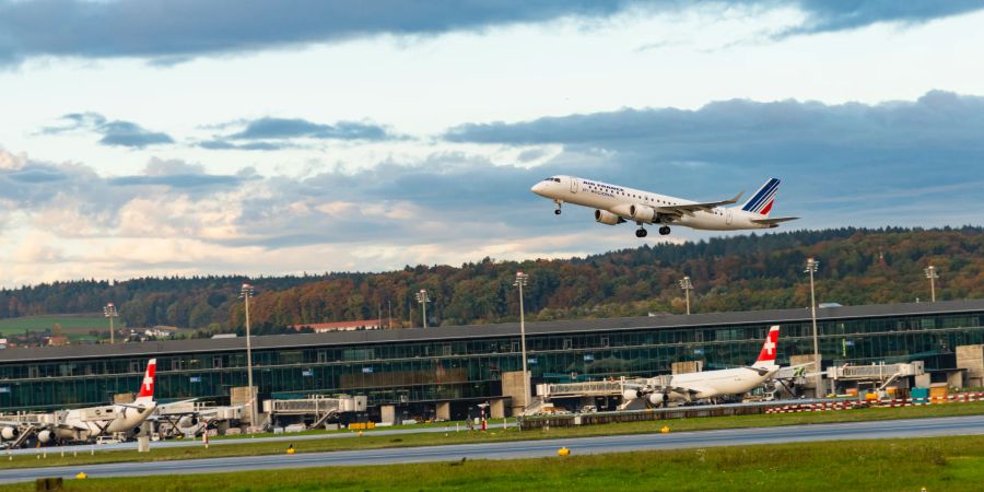 Flugbetrieb am Flughafen Zürich. (Symbolbild)