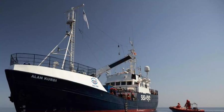 Das Seenotrettungsschiff «Alan Kurdi» im Mittelmeer. Das Schiff der Seenotretter-Organisation Sea-Eye darf vorerst nicht mehr aus dem Hafen in Olbia auf Sardinien auslaufen. Foto: Fabian Heinz/Sea-Eye/dpa