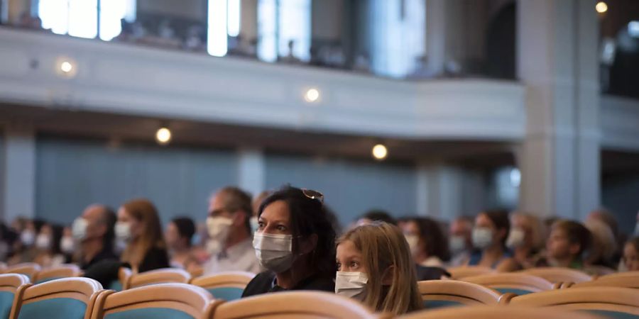 An vielen Orten geht es nicht mehr ohne: Publikum mit Schutzmasken in einem Konzertsaal. (Archivbild)