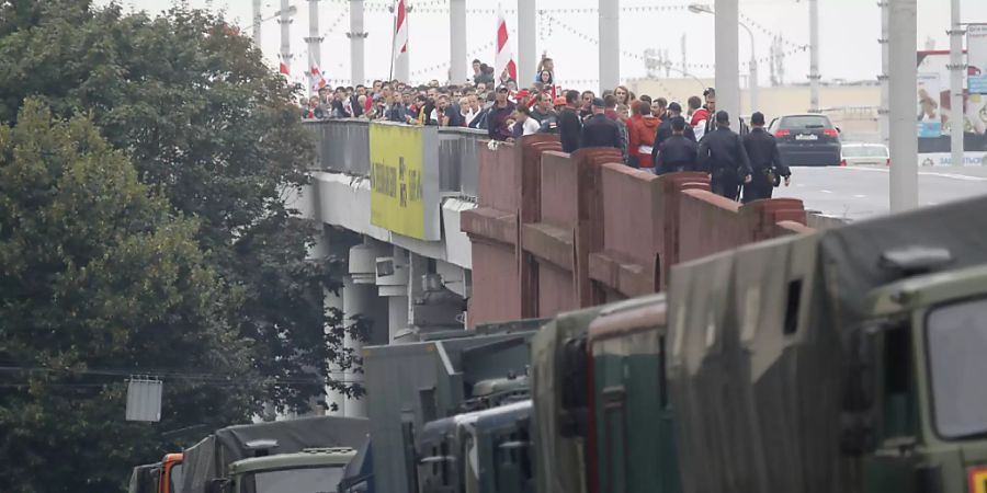 Polizisten versuchen, Demonstranten an ihrer Versammlung zu hindern. Die Demonstranten gehen in der belarussischen Hauptstadt und in anderen Städten auf die Strasse und drängen weiterhin auf den Rücktritt von Präsident Lukaschenko. Foto: Dmitri Lovetsky/AP/dpa
