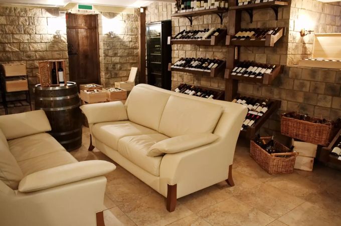 Hobbykeller mit Weinregal. Hobbykeller