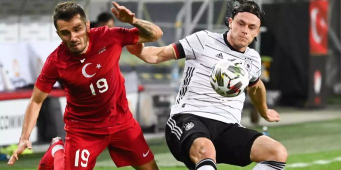 Nationalspieler Nico Schulz (r) in Aktion beim Testspiel gegen die Türkei. Foto: Federico Gambarini/dpa