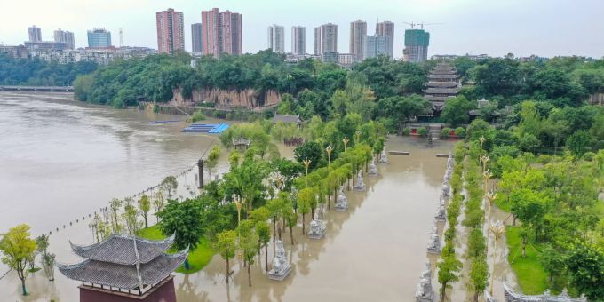 Ein Touristenort im Bezirk Tongnan ist stark überflutet. Die heftigen Regenfälle brachten Überschwemmungen in den Tongnan-Abschnitt des Fujiang-Flusses, wobei auch etwa 180 Hektar Nutzpflanzen zerstört wurden. Hochwasser in China