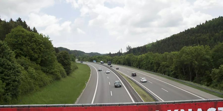 ARCHIV - Ein Banner warnt in  einer Kampagne in Baden-Württemberg vor illegalen Autorennen. Foto: Steffen Schmidt/dpa