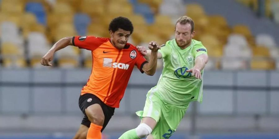 Taison (l) von Schachtjor Donezk und Maximilian Arnold vom VfL Wolfsburg kämpfen um den Ball. Foto: Efrem Lukatsky/AP/dpa