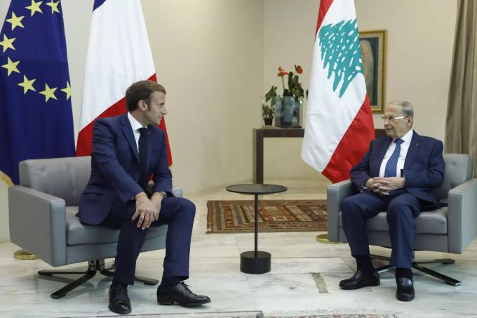 Libanon, Baabda: Emmanuel Macron (l), Präsident von Frankreich, spricht während eines gemeinsamen Treffens mit Michel Aoun, Präsident des Libanon. Nach den verheerenden Explosionen in Beirut ist Frankreichs Staatschef Macron in der libanesischen Hauptstadt eingetroffen, um die Solidarität Frankreichs gegenüber den Libanesen ausdrücken. Foto: -/Dalati & Nohra/dpa - ACHTUNG: Nur zur redaktionellen Verwendung und nur mit vollständiger Nennung des vorstehenden Credits +++ dpa-Bildfunk +++ Nach Explosion Beirut