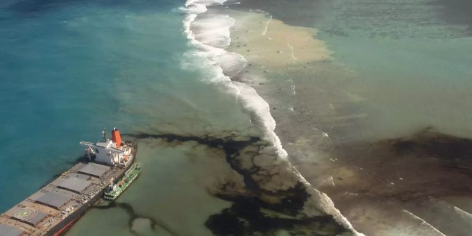 Blick auf den Frachter «Wakashio», der bereits am 25. Juli auf Grund lief, und vor der Ostküste von Mauritius im Indischen Ozean liegt. Ein japanischer Frachter war vor rund zwei Wochen vor der Südostküste von Mauritius auf Grund gelaufen. Foto: Gwendoline Defente/Etat Major des Armees/AP/dpa - ACHTUNG: Nur zur redaktionellen Verwendung und nur mit vollständiger Nennung des vorstehenden Credits «Wakashio»