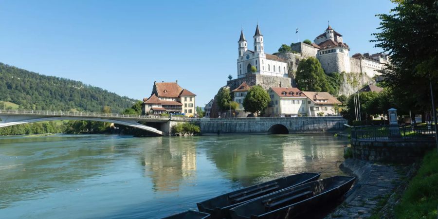 Die Aarewaage mit der reformierten Stadtkirche und der Festung Aarburg.