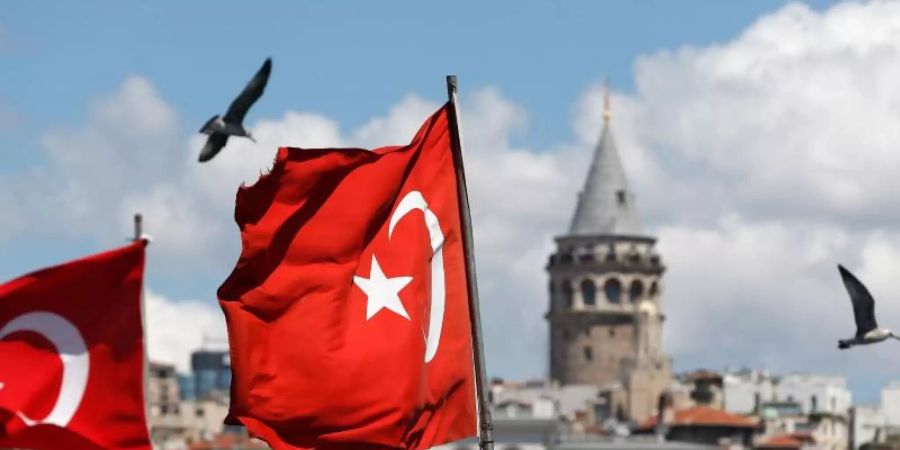 Türkische Flaggen wehen vor dem Galataturm in Istanbul: Die türkische Wirtschaft ist von der Corona-Krise hart getroffen worden. Foto: Lefteris Pitarakis/AP/dpa