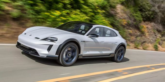Der Porsche Taycan Cross Turismo in Aktion. Porsche Taycan