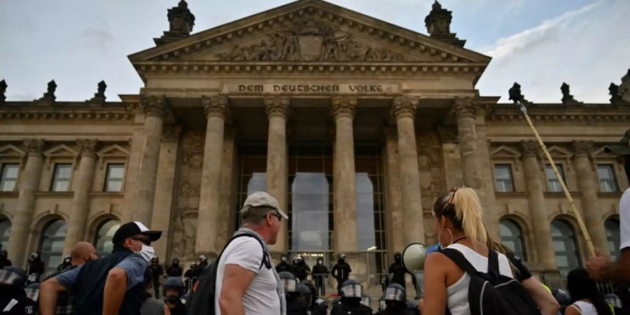 Demonstranten und Polizisten vor dem Reichstag