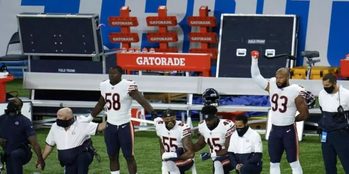 Die Spieler der Chicago Bears knien während der Nationalhymne in Solidarität mit der «Black Lives Matter»-Bewegung vor dem Spiel nieder. (Archivbild) Black Lives Matter