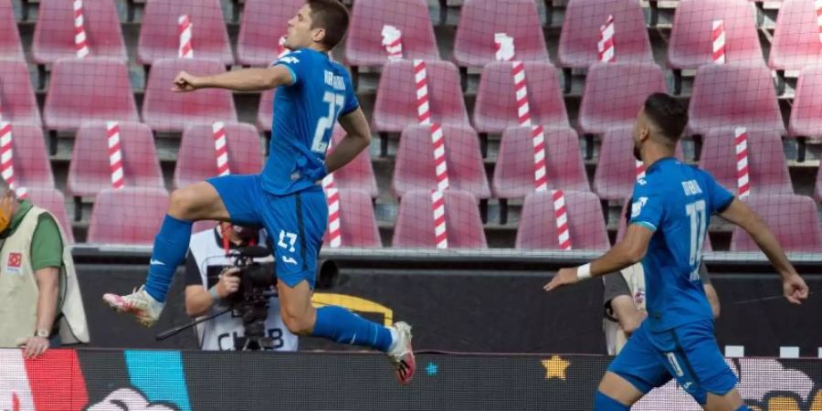 Hoffenheims Torschütze Andrej Kramaric (l) jubelt mit Munas Dabbur über den Treffer zum 1:0. Foto: Federico Gambarini/dpa