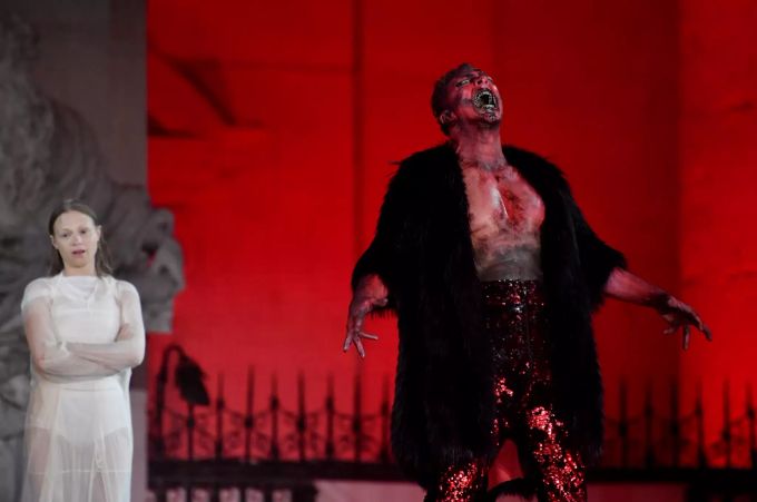 (v.l.) Mavie Hoerbiger (Werke), Gregor Bloéb (Teufel) am Mittwoch, 29. Juli 2020, während der Fotoprobe zum Schauspiel "Jedermann" von Hugo von Hofmannsthal, das am 1. August 2020, im Rahmen der Salzburger Festspiele am Domplatz Premiere hat. SALZBURGER FESTSPIELE 2020: FOTOPROBE "JEDERMANN"