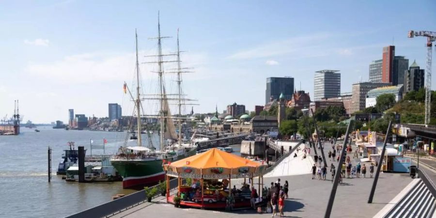 Promenade am Hamburger Hafen. Mit Blick auf Übernachtungen hatten es vor allem grosse Städte wie Hamburg und Berlin schwer. Foto: Christian Charisius/dpa