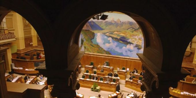 Eine beschränkte Zahl an Besucherinnen und Besuchern kann die Herbstsession der eidgenössischen Räte wieder von den Tribünen aus verfolgen. (Archivbild) bundeshaus tribünen
