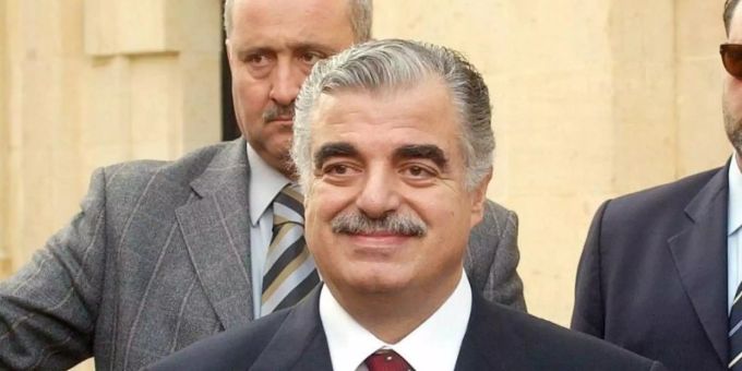 Der frühere libanesische Premierminister Rafik Hariri (M) im Jahr 2004. Rafiq Al-Hariri