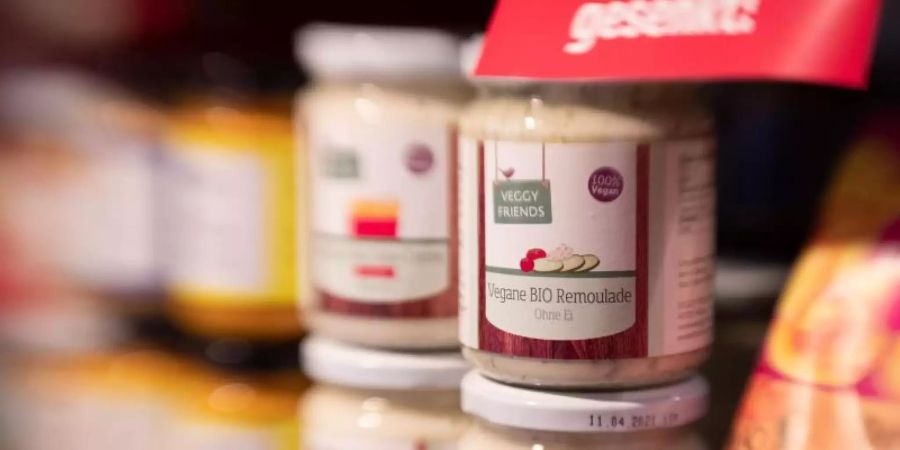 Produkte für Vegetarier bzw. Veganer stehen im Regal eines Lebensmittelhändlers. (Symbolbild). Foto: Friso Gentsch/dpa