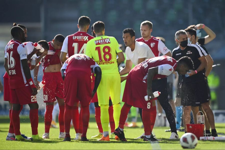 Fabio Grosso versucht, seine Mannschaft nach vorne zu treiben.