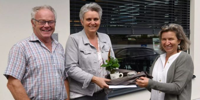 Corinne Heck (rechts), Leiterin Alters- und Pflegeheim Obigrueh, und Gemeinderat Sepp Bruhin begrüssen Projektleiterin Conny Kälin.