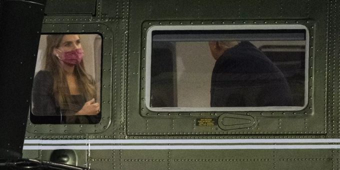 Donald Trump spricht mit seiner Top-Beraterin Hope Hicks im Präsidenten-Flugzeug am 16. September (Archiv). Trump Donald Hope Hicks