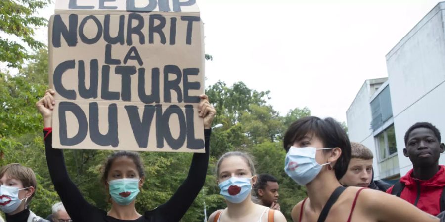 In Genf protestierten vergangene Woche Dutzende Schülerinnen und Schüler gegen die Kleiderordnung an Sekundarschulen.