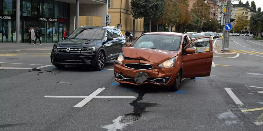 Nach Kollision weitergefahren – Polizei sucht Fahrer von grauem Seat