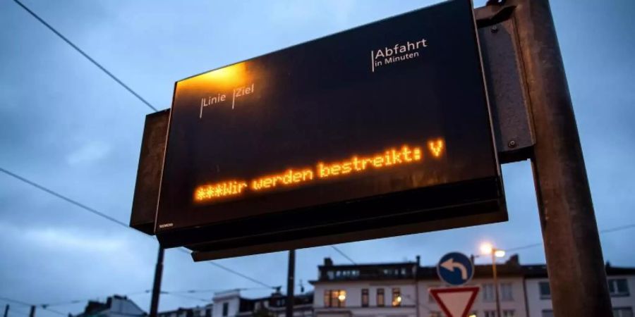 "Wir werden bestreikt" steht am frühen Morgen auf einer Fahrplananzeige in der Bremer Innenstadt. Foto: Sina Schuldt/dpa