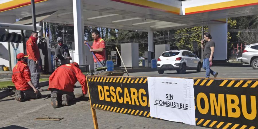 «Kein Treibstoff» steht am Eingang einer Tankstelle in Valdivia. Wegen eines seit Tagen andauernden Streiks der Fernfahrer kommt es in Teilen von Chile zu ersten Versorgungsproblemen. Foto: Miguel Angel Bustos/Agencia Uno/dpa