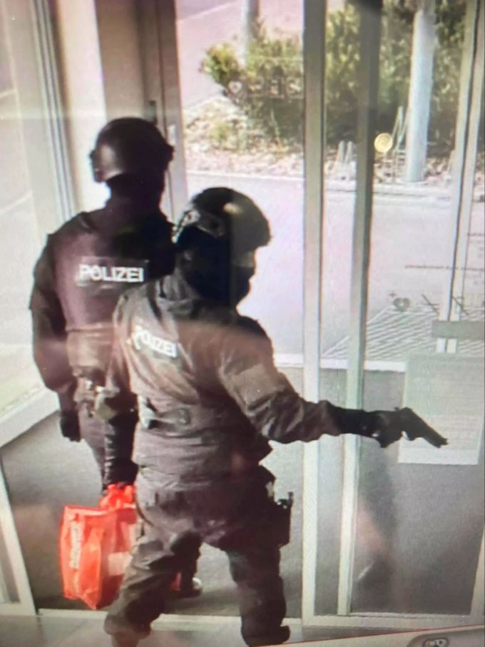 Als Polizisten verkleidet überfielen diese zwei Männer die Bank in Sevelen SG. Sevelen