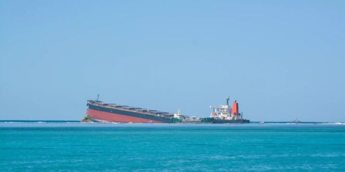 Der Frachter «Wakashio», der bereits am 25. Juli auf Grund lief, und vor der Ostküste von Mauritius im Indischen Ozean liegt. Der vor Mauritius havarierte Frachter ist in zwei Teile gebrochen. Ölkatastrophe vor Mauritius