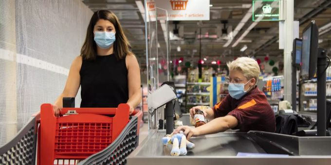 Genug Schutz? - Migros findet Maskenpflicht in Läden «nicht notwendig»