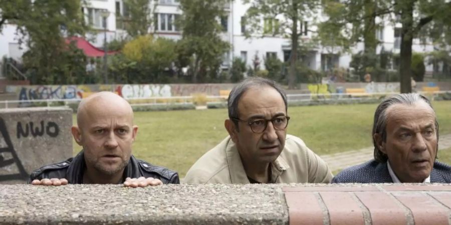 Jürgen Vogel (l) als Kalle, Hilmi Sözer (M) als Yus und Heiner Lauterbach als Arthur in «Es ist zu deinem Besten». Foto: -/Studiocanal GmbH/dpa
