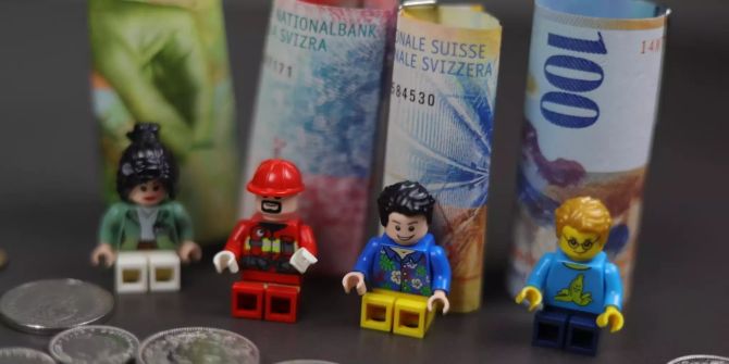 Legomännchen vor Banknoten