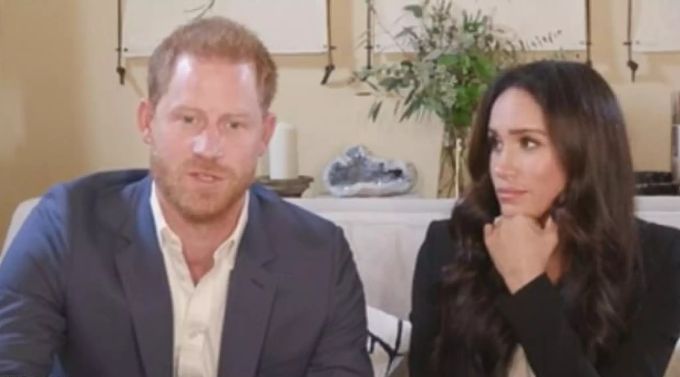 Meghan zeigt sich in klassischen «Denker-Posen». meghan