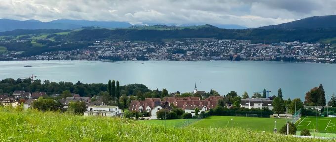 Blick auf Herrliberg: Der Aussichtsweg. Aussicht über Herrliberg