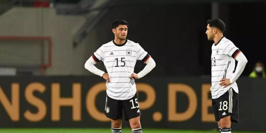 Die DFB-Spieler Mahmoud Dahoud (l) und Nadiem Amiri waren nach dem 3:3 gegen die Türkei enttäuscht. Foto: Federico Gambarini/dpa