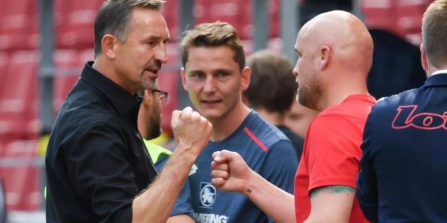 Der Mainzer Sportvorstand Rouven Schröder (r) im Gespräch mit FSV-Cheftrainer Achim Beierlorzer. Foto: Arne Dedert/dpa
