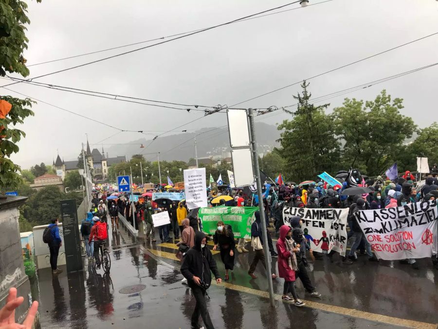 Die Demo zog in Richtung Waisenhausplatz.